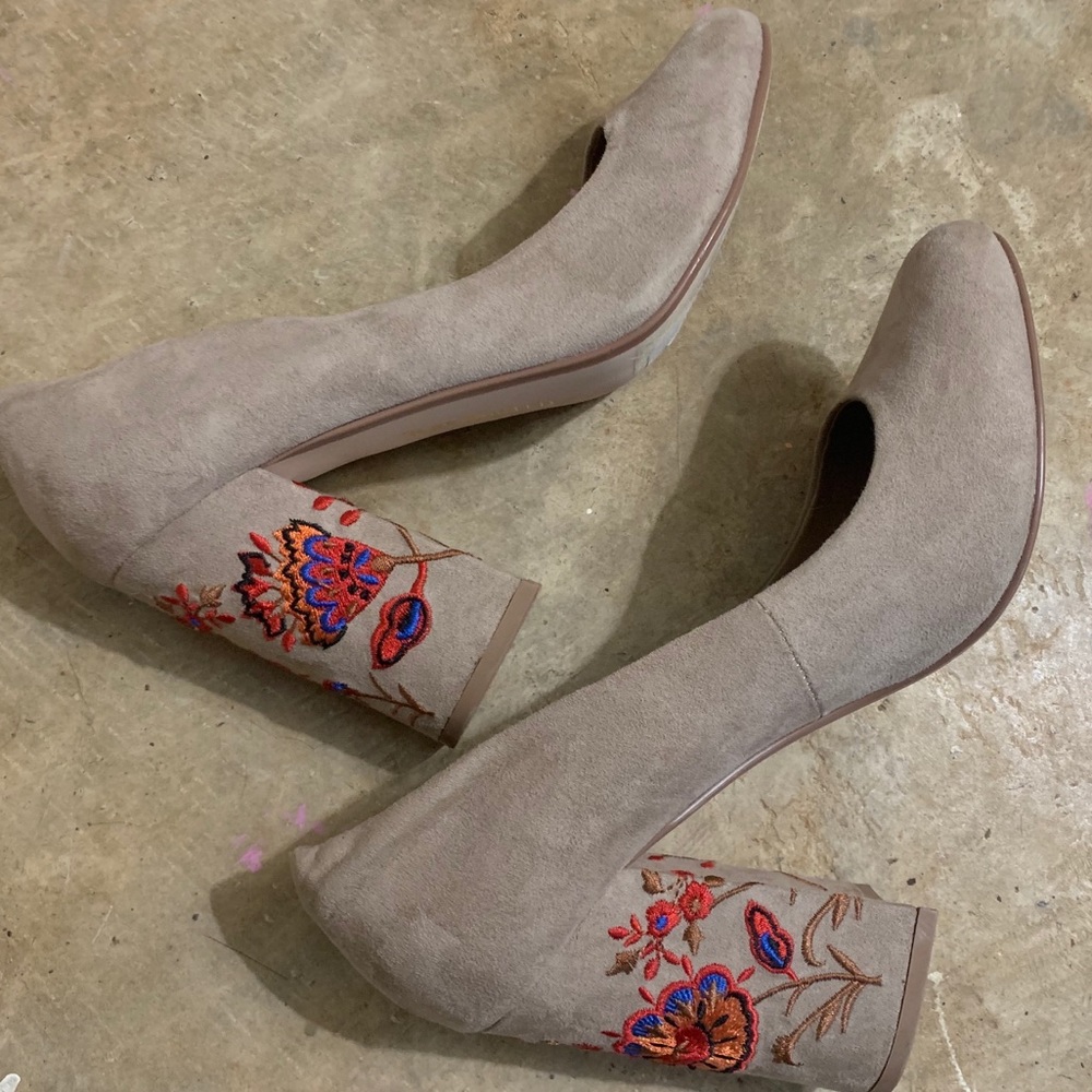Restricted Embroidered Heel - Picture 2 of 5